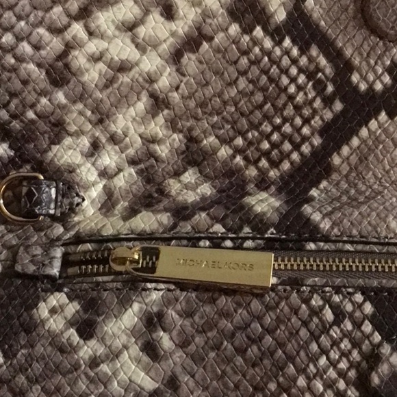 ๐ Michael Kors Snakeskin Leather Convertable Clutch Shoulder Bag NWOT - Picture 10 of 16